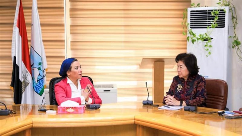 وزيرة البيئة مع السيدة