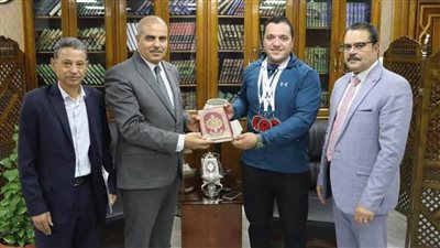 رئيس جامعة الأزهر يكرم عبد الرحمن ذكي الأول على العالم في مجال القوى البدنية