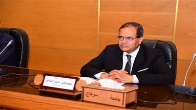 رئيس جامعة سوهاج يشكل لجنة لفحص شكوى أطباء النساء والتوليد