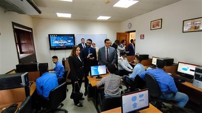 محافظ البحيرة ونائب وزير الاتصالات يتفقدان برنامج 