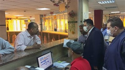 نائب محافظ القاهرة يتابع تسهيل الإجراءات للمواطنين بحى الزاوية الحمراء