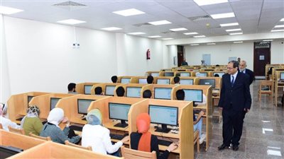 ٣٨٣ طالبا بطب سوهاج يؤدون امتحان الميدتيرم إلكترونيا