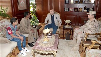 محافظ بني سويف يستقبل والد شهيد القوات المسلحة لبحث مطالب الأسرة