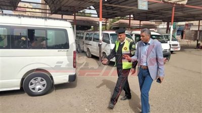 جولة تفقدية لمتابعة مجمع مواقف سيارات الأجرة بالحامول