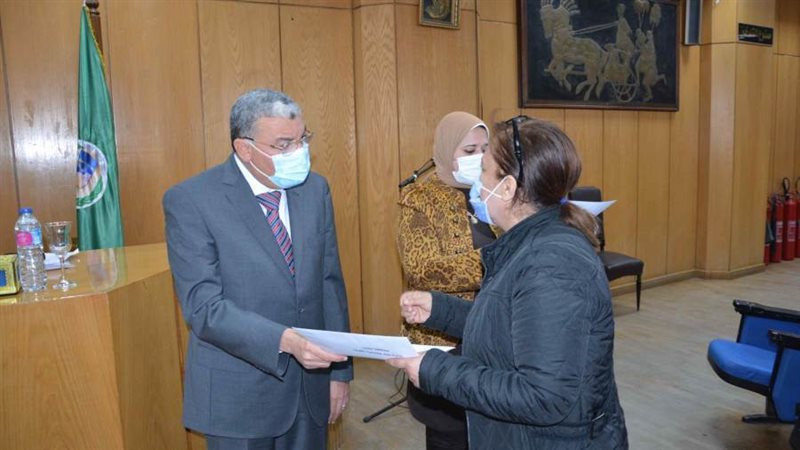 محافظ المنيا يسلم