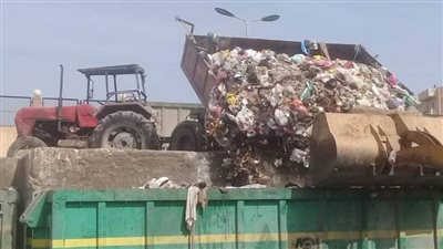 نقل ٣٦٣٠ طن قمامة ومخلفات من المقالب الوسيطة لمصانع التدوير بالبحيرة