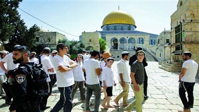 عشرات المُستوطنين يقتحمون 