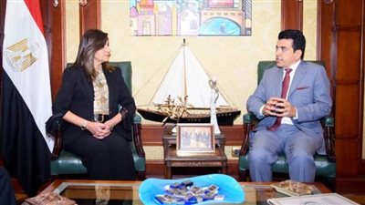 وزيرة الهجرة تلتقي مدير منظمة العالم الإسلامي للتربية والعلوم والثقافة 