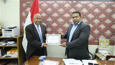 وكيل وزارة التعليم بالوادي الجديد يكرم مجموعة من منسوبي المديرية تقديرًا لجهدهم المتميز