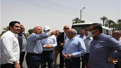 وزير النقل ومحافظ قنا يتفقدان مسار القطار الكهربائي السريع بنطاق المحافظة