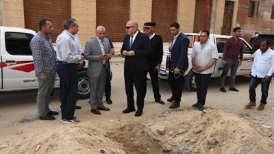 محافظ قنا يتابع مشروع إحلال وتجديد شبكات المياه بمنطقة الكنوز
