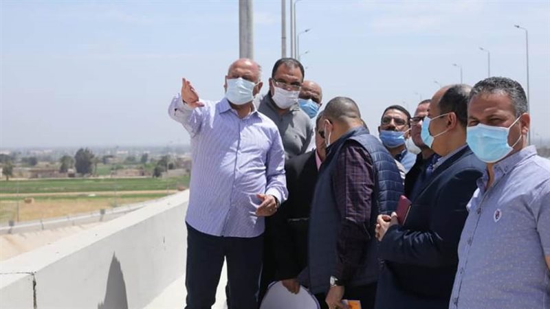 وزير النقل خلال الجولة