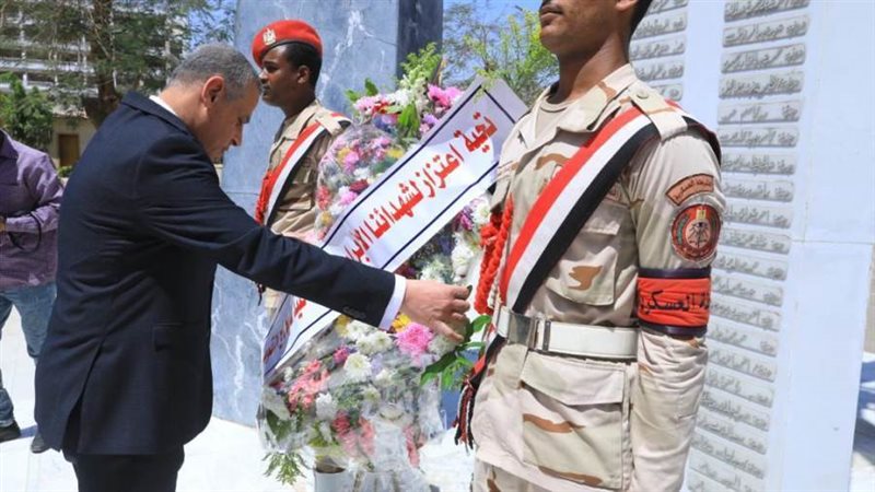 من جانب وضع الاكاليل