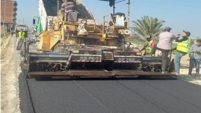 رصف 12 طريق بتكلفة