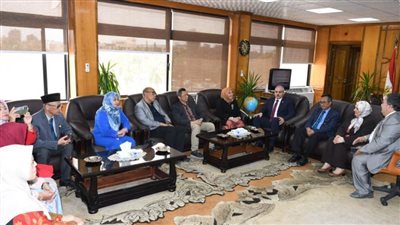 رئيس جامعة قناة السويس يستقبل وفد جامعة هداية الإندونيسية 