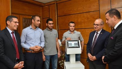 رئيس جامعة أسيوط يعطي إشارة البدء للمرحلة التجريبية لتشغيل جهاز تنفس صناعي من تصميم فريق طلابي من أبناء الجامعة