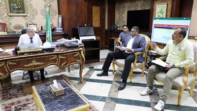 محافظ المنيا يناقش مشروعات الصحة ومياه الشرب والصرف الصحي  بـ