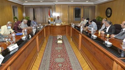 محافظ أسيوط يناقش الاستعدادات النهائية وضوابط استقبال حصاد وتويد القمح ويعلن تجهيز 30 مركز تجميع