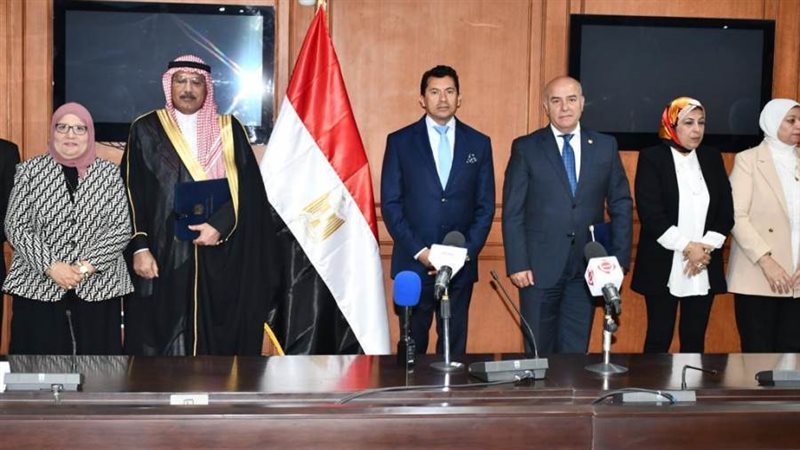 اثناء توقيع البروتوكول