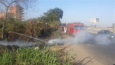 السيطرة على حريق بمخلفات زراعية بطريق بنها المنصورة بكفر شكر