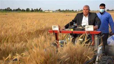 محافظ الوادي الجديد يشارك مزارعي باريس فرحتهم بحصاد القمح 
