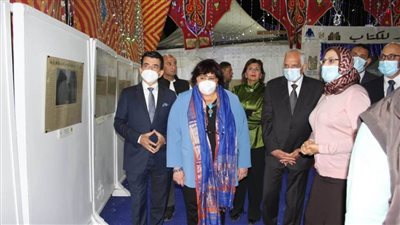 وزيرة الثقافة تفتتح معرض الوثائق بمعرض فيصل للكتاب