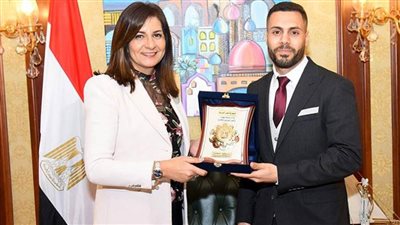 وزيرة الهجرة تمنح إسلام العشيري بطل إنقاذ المدنيين في أوكرانيا درع الوزارة