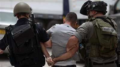 اعتقال 17 فلسطينيًا في الضفة الغربية ومصور صحفي وشابين بالقدس المُحتلة