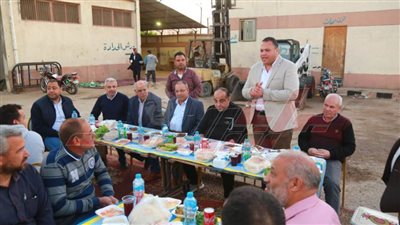 سكرتير عام كفر الشيخ يشارك عمال النظافة الإفطار