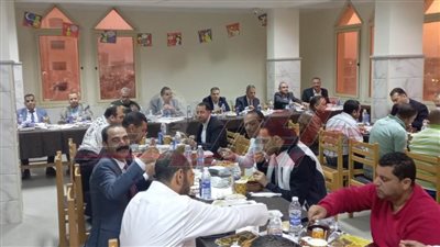 رئيس جامعة كفر الشيخ يتناول الإفطار وسط الموظفين والعاملين