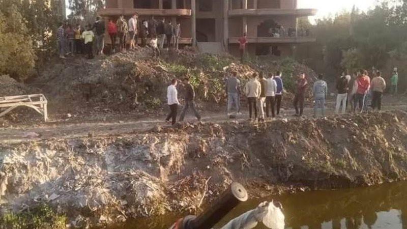 تجمع الأهالي أمام