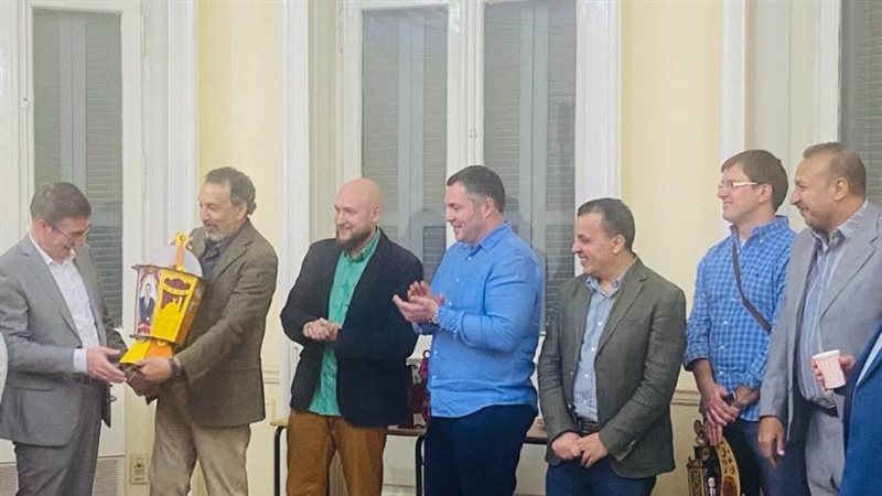 السفير الروسي يتسلم