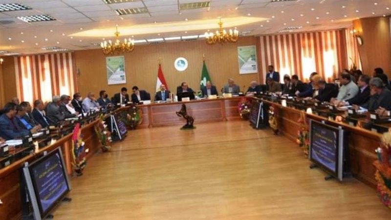 جانب من اجتماع محافظ