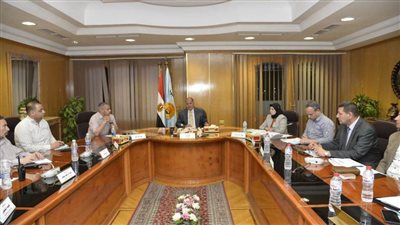 محافظ أسيوط يواصل اجتماعاته لمناقشة موقف مشروعات 