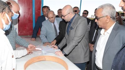 محافظ بني سويف يراجع كشوفات كميات القمح المستهدف توريدها 