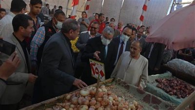 محافظ المنيا يتفقد شادر بيع الخضر والفاكهة بسوق الحبشية