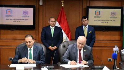 وزير الشباب والرياضة يشهد توقيع عقود ١٢ فرعًا للبنك الأهلي بمراكز الشباب