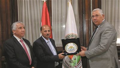 وزير الزراعة يكرم رئيس المشروع القومي لتطوير الأرز لحصوله على الميدالية الذهبية