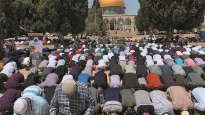 عشرات الآلاف يصلون جمعة رمضان الثانية في رحاب الأقصى رغم الاعتقالات والاقتحامات