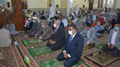 محافظ الوادي الجديد بعد لقائه المواطنين بعد صلاة الجمعة: السلع متوافرة بأسعار مخفضة 