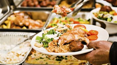 علشان سهرات وعزومات رمضان.. 6 قواعد لإتيكيت تناول الطعام في البوفيه المفتوح 
