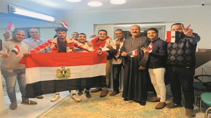 الشباب يرفعون علم