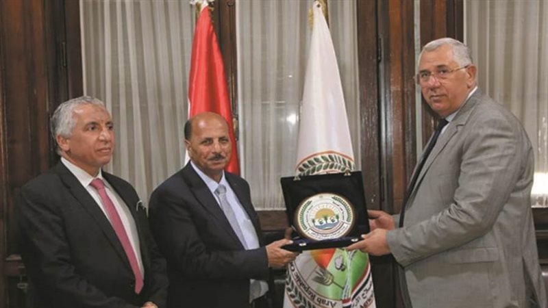 وزير الزراعة يكرم