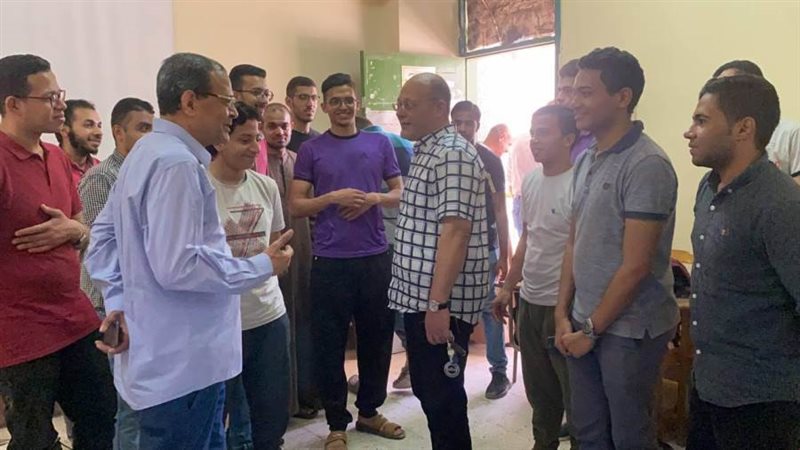 رئيس الجامعة مع الطلاب