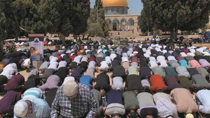 عشرات الآلاف يصلون