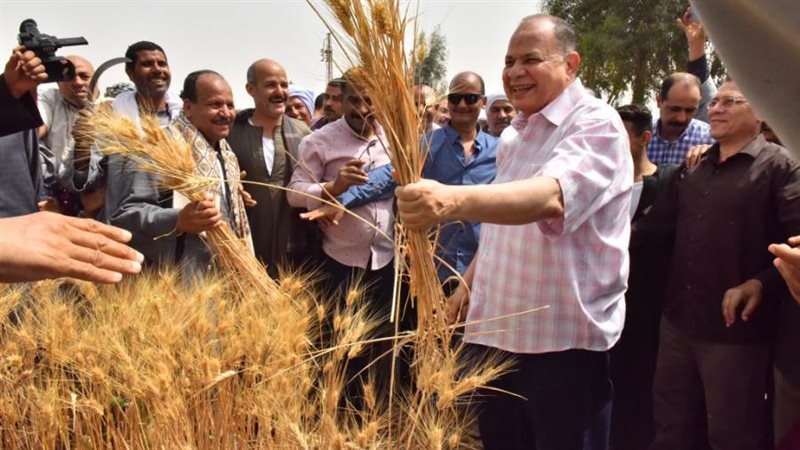 محافظ أسيوط يقوم