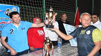 وزير الرياضة يشهد ختام الدورة الرمضانية بالواحات البحرية ويكرم فريق مركز شباب منديشة