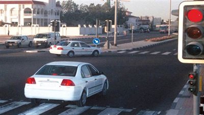 حقيقة تداول فيديو لقائد سيارة بتجاوز إشارة المرور والاصطدام بشقيقه 