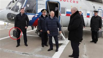 حقيبة جلدية سوداء بحيازة الرئيس الروسي أثناء تحركاته تثير رعب الغرب