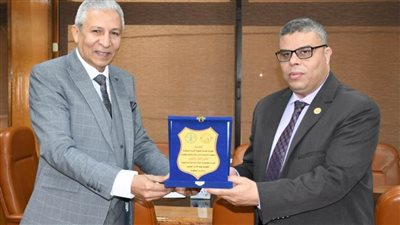 درع الهيئة العامة لتنمية الثروة السمكية لرئيس جامعة قناة السويس 